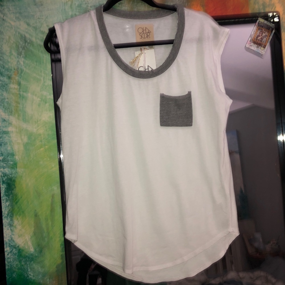 NWT CHASER MUSCLE TEE WHITE TOP WITH A GRAY POCKET🤩